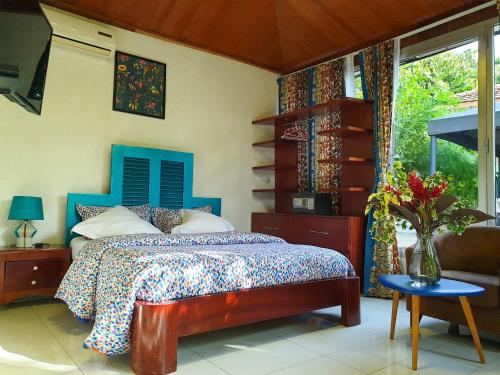 阿比让阿比让绿洲别墅旅馆的一间卧室配有一张蓝色床头板的床