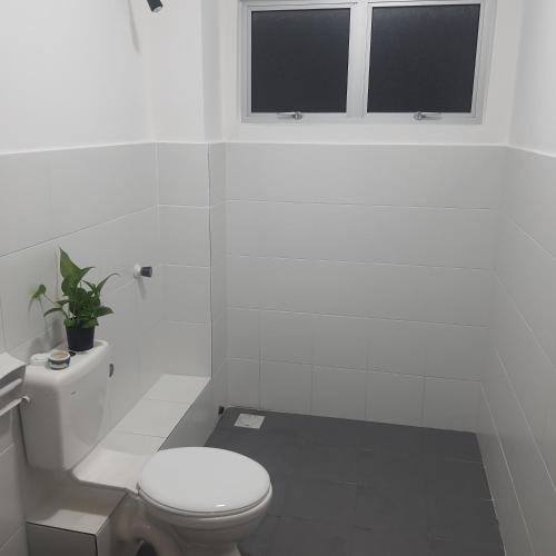 Bandar Puncak AlamD Laman Haris Homestay的白色的浴室设有卫生间和窗户。