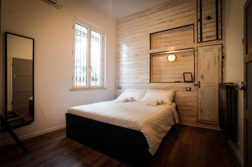 葛伦坦马勒Fermata 135 B&B的一间卧室配有一张木墙床