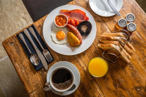 水上伯顿兰斯顿纳旅馆的餐桌,早餐盘和咖啡