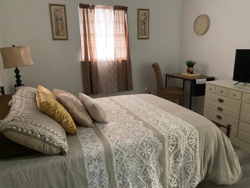 River ParkQuiet Stay的一间卧室配有一张带枕头和桌子的床