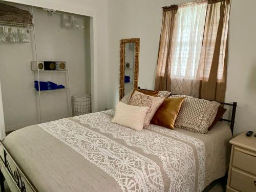 River ParkQuiet Stay的一间卧室配有带枕头和镜子的床