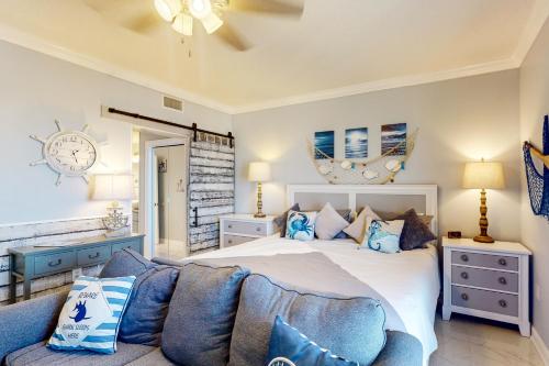 巴拿马城海滩Boardwalk Beach Resort 1900的一间卧室配有一张大床和一张沙发
