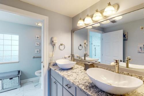 巴拿马城海滩Boardwalk Beach Resort 1900的一间带两个盥洗盆和大镜子的浴室