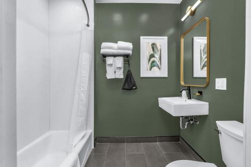 旧金山诺布山酒店的浴室设有绿色的墙壁、水槽和浴缸。