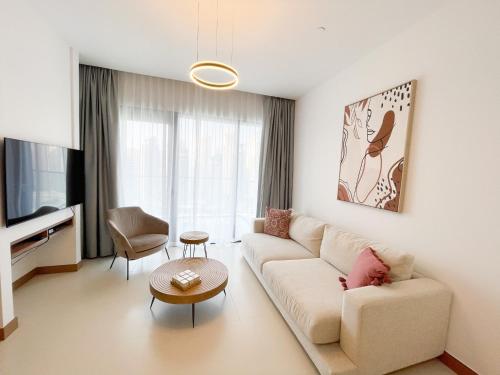 迪拜Luxury living at Vida Marina & Yacht Club的带沙发和电视的客厅