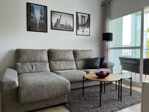 卡拉德米哈斯Apartment Summer Vibes Miraflores - La Cala de Mijas的客厅配有沙发和桌子