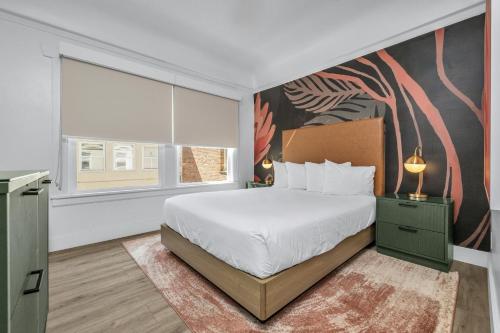 旧金山诺布山酒店的一间卧室设有一张床和一个大窗户