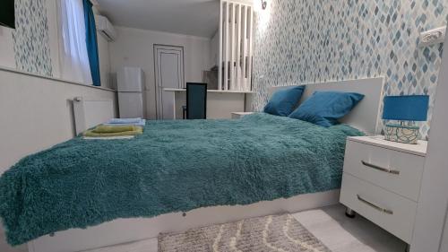 姆茨赫塔White Orchid的一间卧室配有一张带绿色棉被的床