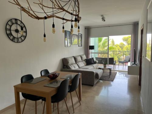 卡拉德米哈斯Apartment Summer Vibes Miraflores - La Cala de Mijas的客厅配有桌子和沙发