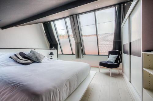特雷武Love room borabora 4的一间卧室配有一张床、一把椅子和窗户。