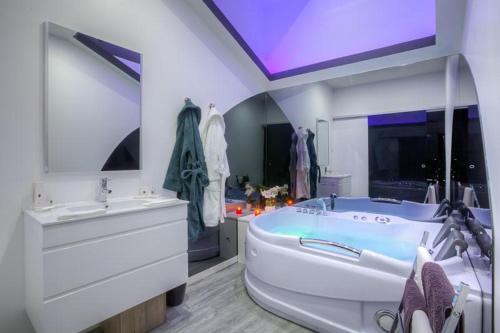 特雷武Love room borabora 4的带浴缸和盥洗盆的大浴室