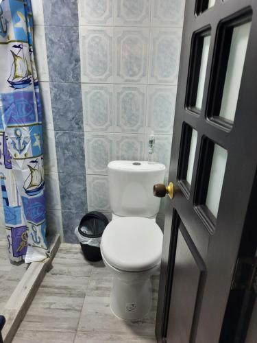 NorcasiaCasa Central, primer piso的浴室设有白色卫生间和门