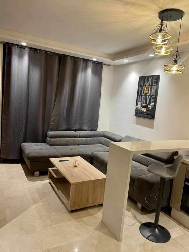 卡萨布兰卡Maarif Casablanca的客厅配有沙发和桌子