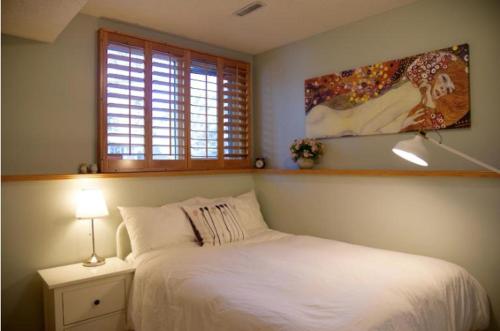 卡尔加里OFF CAMPUS UC Room的卧室配有白色的床和窗户。