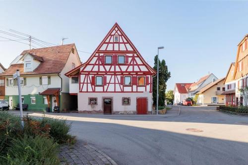 NeubulachHaugstetter Schwarzwaldhaus的街道边的红白色建筑