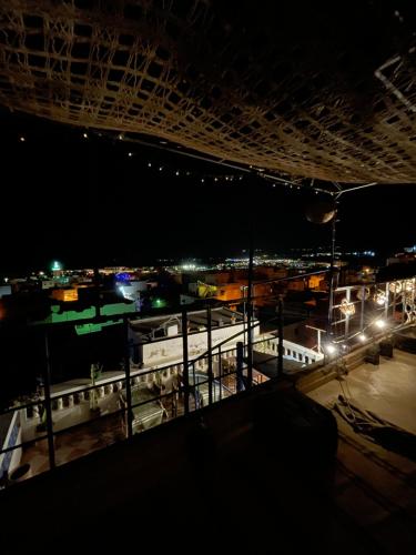 塔姆拉赫特乌兹达尔Tamraght White Hostel的享有火车站的夜间景色