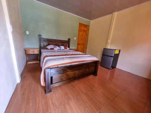 德雷克Hotel Gitana Corcovado, y Tour operador的一间卧室配有一张床,铺有木地板