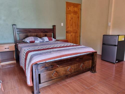 德雷克Hotel Gitana Corcovado, y Tour operador的一间卧室配有一张床和一个小冰箱