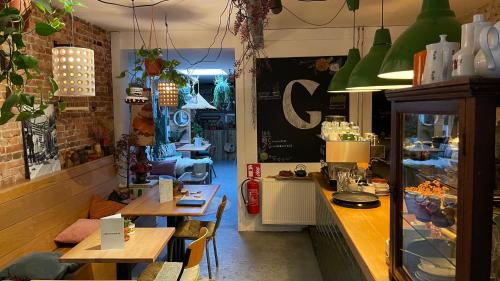 阿尔克马尔Groenlokaal的一间设有两张桌子和柜台的餐厅