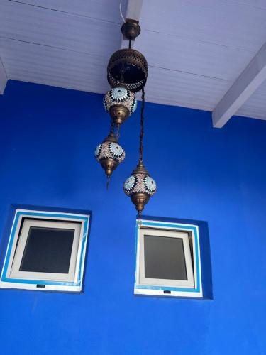 莫哈卡尔Little Casita的吊灯挂在天花板上,挂着蓝色的墙壁