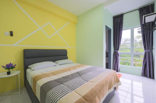伯恩仓Moonight Luxe Suite, Cameron's Emerald Avenue的一间卧室设有一张床和黄色的墙壁