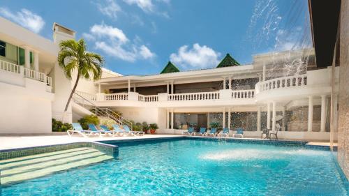 圣安德烈斯Hotel Americas San Andres Islas Colombia的别墅前设有游泳池