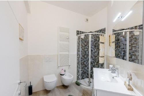 菲纳莱利古雷Casa di Kiki的浴室配有卫生间、盥洗盆和淋浴。