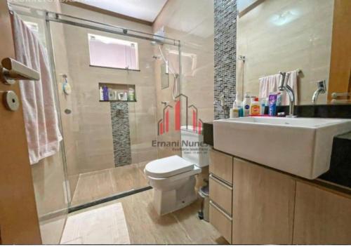 巴西利亚Linda Casa na EPTG com lazer completo - Brasília的浴室配有卫生间、盥洗盆和淋浴。