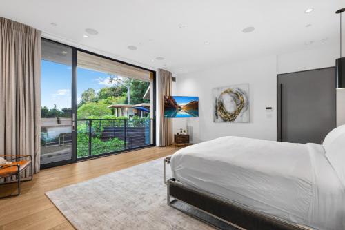 洛杉矶Beverly Hillside Haven的一间卧室设有一张大床和一个大窗户