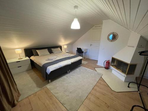 韦斯特罗斯Noah Longstay Liljanstorpsvägen的阁楼上的卧室配有一张大床
