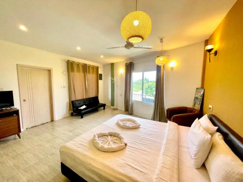 马米基里考马拉旅馆的一间带大床的卧室和一间客厅