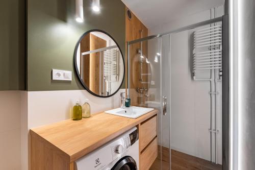 华沙Apartament Jasna by Your Freedom的一间带水槽和镜子的浴室
