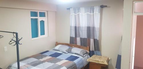 苏克雷Expresso Hostel的一间小卧室,配有床和窗户