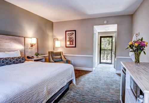 博福特贝斯特韦斯特海岛酒店的配有一张床和一把椅子的酒店客房