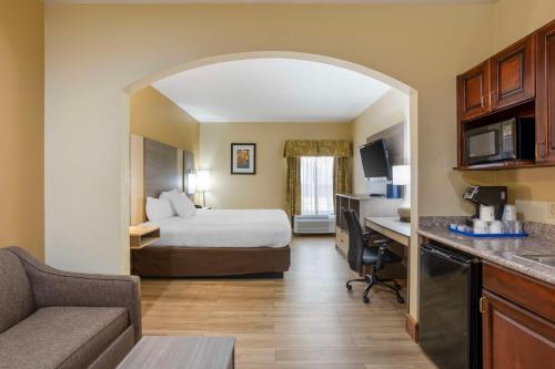 斯普林菲尔德斯普林菲尔德机场贝斯特韦斯特普拉斯酒店的配有一张床和一张书桌的酒店客房