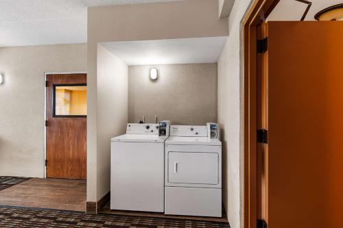 苏必利尔布里奇维尤贝斯特韦斯特酒店的洗衣房配有白色洗衣机和烘干机