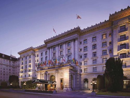 旧金山旧金山费尔蒙特酒店的一座大建筑,上面有旗帜