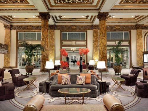 旧金山旧金山费尔蒙特酒店的大堂配有沙发、椅子和桌子