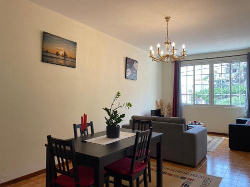 卡马拉-德洛布什Vigário House的客厅配有桌子和沙发