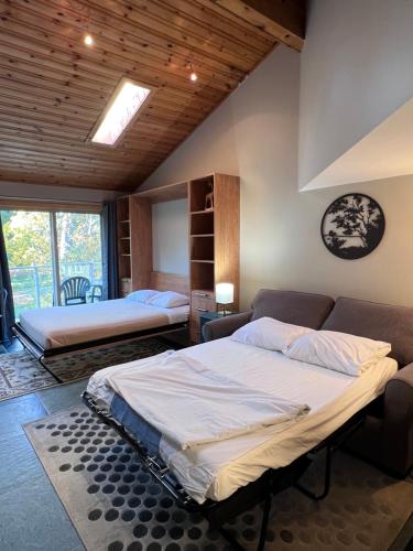 夸利库姆海滩雪沃特度假酒店的一间带两张床和一张沙发的卧室