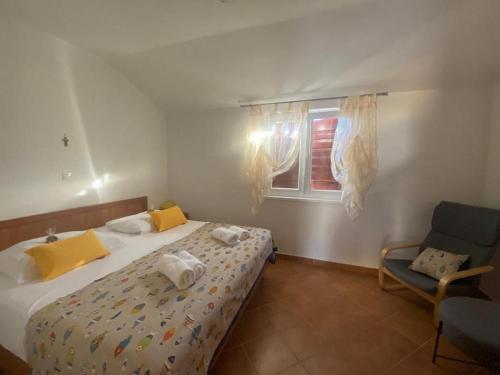 萨利Apartments by the sea Sali, Dugi otok - 8110的卧室配有床、椅子和窗户。