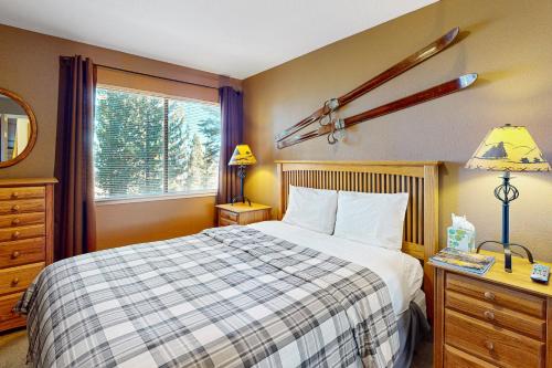 特拉基View Condo at Northstar的一间卧室设有一张大床和一个窗户。