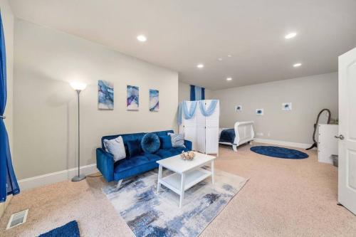 吉格港Villa Luna的客厅配有蓝色的沙发和桌子