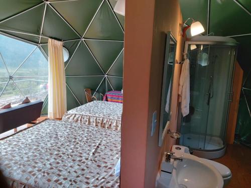 SoraySky Lodge Domes Salkantay的配有床、淋浴和盥洗盆的浴室