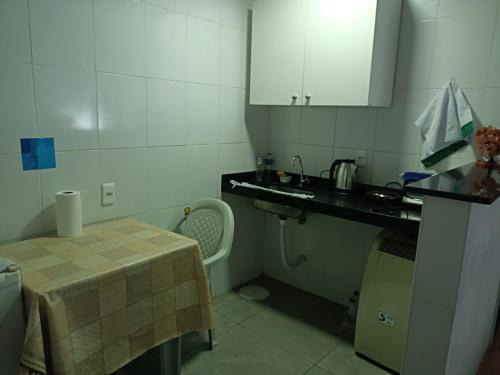 贝洛奥里藏特Apartamento Centro Belo Horizonte的一个带桌子和水槽的小厨房
