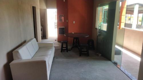 SaubaraCasa de temporada em Cabuçu的客厅配有沙发和桌子