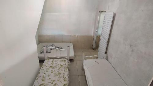 SaubaraCasa de temporada em Cabuçu的一间带床和水槽的小浴室