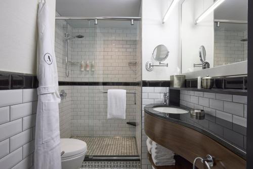 纽约纽约射手酒店的一间带水槽和卫生间的浴室