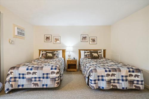 基灵顿Cedarbrook Hotel Room w/2 doubles 101的一间卧室设有两张床和床头柜